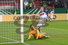 U21 - Länderspiel - Deutschland - Niederlande - Torwart Mickey van der Hart (NL) lenkt den Ball von Philipp Hofmann 17 an den Pfosten