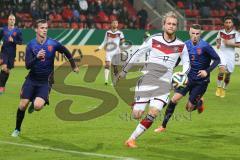 U21 - Länderspiel - Deutschland - Niederlande - mitte Philipp Hofmann stürmt zum Tor, links Peet Bijen 3 und rechts Hans Hateboor 2