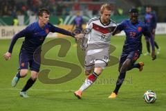 U21 - Länderspiel - Deutschland - Niederlande - links Peet Bijen 3 (NL) und mitte Philipp Hofmann 17 und rechts Derrick Luckassen 12 (NL)