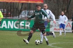 FC Gerolfing - TSV Eintracht Karlsfeld - Spielertrainer Manfred Kroll passt nach vorne