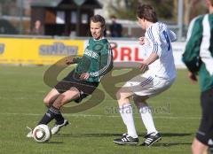 FC Gerolfing - SC Olching - Florian Eck versucht den Ball zu vergeben