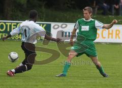 SV Manching - FC Phönix Schleißheim - Markus Bauer im Zweikampf mit Antonio Alfonso