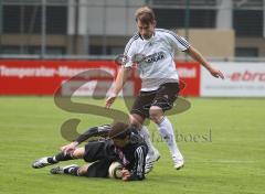 FC Gerolfing - VfR Garching - Spielertrainer Manfred Kroll wir der Ball weggenommen