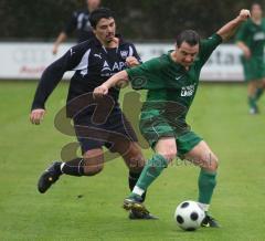 FC Gerolfing - FC Unterföhring -. Mario Chiaradia in Bedrängnis