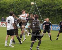 FC Gerolfing - VfR Garching - Michael Rindlbacher kommt zum Eckball mit dem Kopf. Leider über das Tor