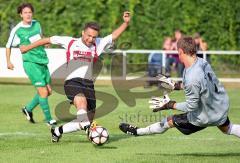 Türkisch SV Ingolstadt - SV Manching - Abdullah Zorlu kommt nicht am Torwart Christopher Orth vorbei