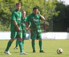 FC Gerolfing - TSV 1880 Wasserburg 5:2 - Spielertrainer Manfred Kroll und Mujdat Karagöz zum Freistoß. Karagöz verwandelt direkt