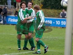 SV Manching - SE Freising - hinten Matthias Lang trifft zum 2:0, links Oguz Cenker und rechts Ferdinand Merkx