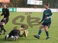 FC Gerolfing - FT Starnberg 09 - Tobias Hofmeister kommt zu spät, Totrwart Roland Schröder schnappt sich den Ball