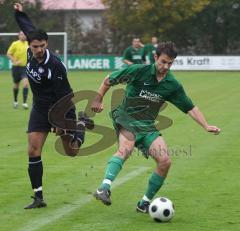 FC Gerolfing - FC Unterföhring - Tobias Hofmeister schnappt sich den Ball