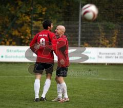 Türkisch SV Ingolstadt - SE Freising 2 - David Ibrahimovic trifft zum Endstand 3:1. Trainer Andras Tölceres gratuliert