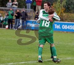 SV Manching - SE Freising - hinten Matthias Lang trifft zum 2:0 und Ferdinand Merkx umarmt ihn