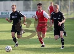 TSV Kösching - SV Erlbach - Markus Braun wird von zwei Gegenspielern überholt