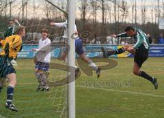 FC Gerolfing - TSV Eintracht Karlsfeld - Paul Witek springt mit dem Ball zum Tor. Leider vorbei