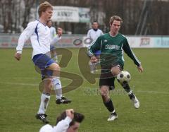 FC Gerolfing - TSV Eintracht Karlsfeld - Michael Rindlbacher im Zweikampf mit der Abwehr