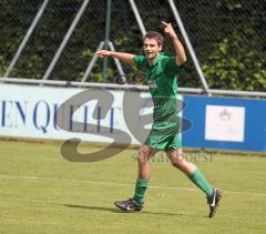 FC Gerolfing - TSV 1880 Wasserburg 5:2 - Tobias Hofmeister umgeht den Torwart Dominik Süßmeiser und erzielt den Ausgleich 1:1