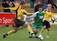 SV Manching - SE Freising - Mehmet Özler (mitte) in Bedrängnis