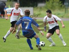 BZL - TSV Oberhaunstadt - Türkisch SV Ingolstadt - 2:0 - Mitte Martin Mayer greift rechts Sanser Calik an, links Thomas Richter