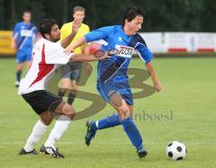 BZL - TSV Oberhaunstadt - Türkisch SV Ingolstadt - 2:0 - links Ali Elmas versucht Alexander Lehmeier zu stoppen