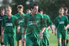 FC Gerolfing - SV Raisting - Die Mannschaft geht vom Platz - Mario Chiaradia vorne weg