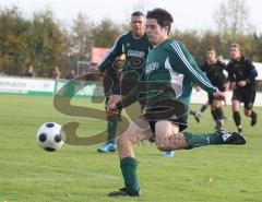 FC Gerolfing - FT Starnberg 09 - Christian Tyroller flankt zu Tobias Hofmeister, der erzielt den Ausgleich zum 2:2