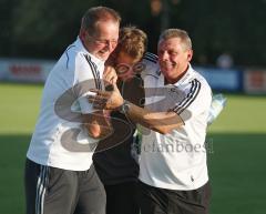 Bezirksoberliga - FC Gerolfing - SV Erlbach -  Spielertrainer Manfred Kroll und Trainer Uwe Weinrich gratulieren sich zum nervenaufreibenden Sieg