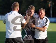 Bezirksoberliga - FC Gerolfing - SV Erlbach - Spielertrainer Manfred Kroll und Trainer Uwe Weinrich gratulieren sich zum nervenaufreibenden Sieg