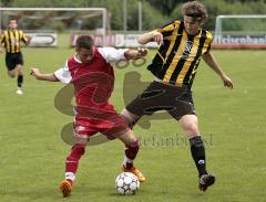 TSV Kösching vs. FC Moosinning 25.5.08 - LINKS Mehmet Özler immer zur Stelle. Hier nimmt er von hinten kommend Felix Stocklauser den Ball ab