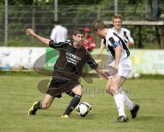 Türksch SV - TSV Eching - Mustafa Kadioglu (links) klärt im Mittelfeld