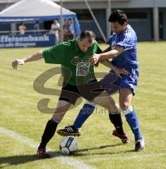 FT Ringsee - Karlshuld - links aus Karlshuld Nr.9 Nevcek Krasnicy - rechts Nr.2 Bayraka Afrim ... kämpfen an der Linie um den Ball