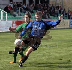 FC Gerolfing - Dachau - links Hugo Lopez nimmt dem Verteidiger aus Dachau den Ball ab