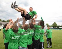 FC Gerolfing - BV Jetzendorf - Das team wirft Betreuer Rudolf Olah in die Luft