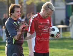 Türkisch SV - SV Manching - Der Schiedsrichter erklärt Spielertrainer Thomas Richter die Situation