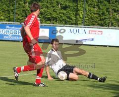 FC Gerolfing - VfR Garching -  Tobias Hofmeister legt sich den Ball zu weit vor
