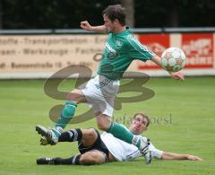 FC Gerolfing - BV Jetzendorf - Am Boden Michael Olah setzt sich gegen Bernhard Neufeld durch