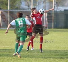 Türkisch SV - SV Manching - Ballannahme Hugo Lopez und links Oguz Cenker