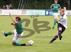 FC Gerolfing - BV Jetzendorf - Christian Tyroller schiesst einen Jetzendorfer vor dem Tor an