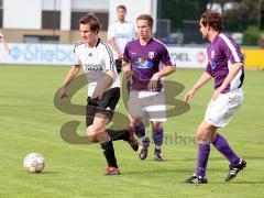 FC Gerolfing - SpVgg Altenerding - erkämpft sich den Ball und lässt zwei Gegner stehen