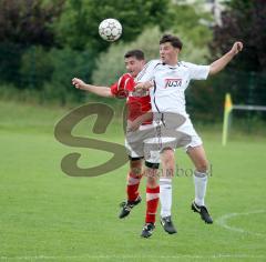 SV Buxheim - FC Sandersdorf - links Andreas Spreng und rechts Stephan Michel aus Sandersdorf im Kopfballduell