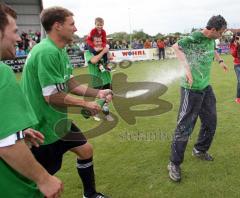 FC Gerolfing - BV Jetzendorf - Trainer Ralf Feigl bekommt auch eine Sektdusche