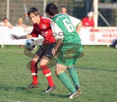 Türkisch SV - SV Manching - Kampf um den Ball. links Hugo Lopez und rechts Oguz Cenker