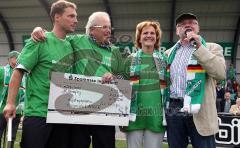 FC Gerolfing - BV Jetzendorf - Scheckübergabe des Sponsors Langer mit Karin Seehofer im Gerolfing Dress