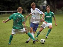 TSV Oberhaunstadt - TSV Jetzendorf - Ab durch die Mitte Markus Marksteiner, links Alexander Schäffler und rechts Dominic Wagner