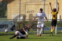 VfB Frierichshofen - SpVgg Wolfsbuch/Zell - Benjamin Anikin (mitt) setzt nach und erzielt das 4:0