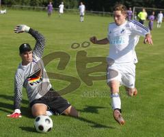 TSV Oberhaunstadt - SpVgg Altenerding - Christoph Amperl im Zweikampf mit dem Ersatz-Torhüter Markus Listl, der den Ball noch retten kann