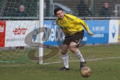 Landesliga - FC Gerolfing - SG DJK Rosenheim - Neuzugang Torwart Peter Zemljak, schaut dem Ball nach