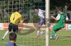 TSV Oberhaunstadt - SV Manching - Alexander Lehmeier mit einm Kopfball zu Boden, der kanpp am Tor vorbei geht, Manchings Torwart Christopher Hasse