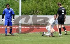 DJK Ingolstadt - VfB Friedrichshofen II - Mitte Manuel Amann mit seinem dritten Treffer grinst. Torwart Stefan Dexl geknickt