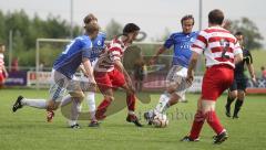 TSV Kösching - TSV Oberhaunstadt 0:2 - mitte Markus Braun (rot Kösching) in Bedrängnis, rechts am Ball Sebastian Richter