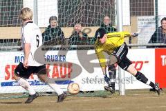 FC Gerolfing - VfB Eichstätt - Torwart Markus Mayer in Bedrängnis